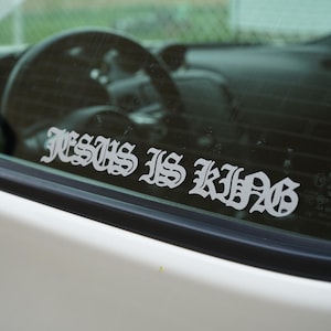 Sticker Jezus is koning – gotische christelijke vinylsticker voor autoruit, laptop, enz.