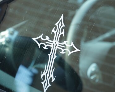 INDIGOS UG Adesivo auto - Sticker - Auto - JDM - Die Cut - God Answers Knee-Mail Girl Decal Window Sticker - Rosso - 88 mm x 142 mm