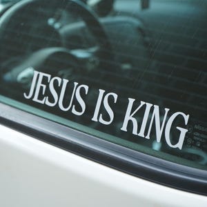 Jezus is koning autosticker | Christelijke vinylsticker | Bumpersticker Bold Faith