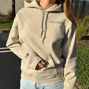 Sudadera con capucha personalizada con inicial bordada en forma de corazón – Sudadera a juego para parejas – Regalo personalizado para ella y para él – Idea para aniversario o compromiso