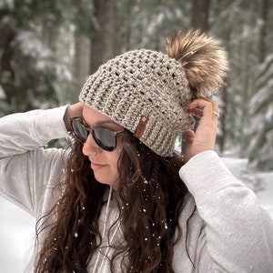 The Cascade Slouch is a slightly slouchy beanie that has bubble type texture on the body and an ultra ribbed brim. There is a jackal brown color detachable pom pom.