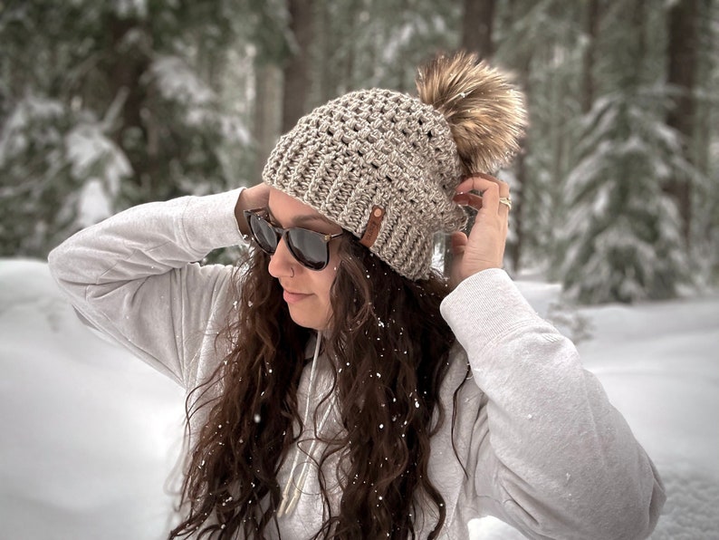 The Cascade Slouch is a slightly slouchy beanie that has bubble type texture on the body and an ultra ribbed brim. There is a jackal brown color detachable pom pom.