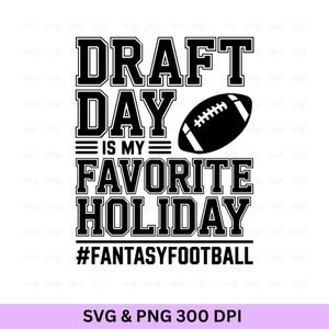 Puede incluir: Diseño gráfico en blanco y negro con el texto "DRAFT DAY IS MY FAVORITE HOLIDAY" y una ilustración de fútbol americano. Se incluye el hashtag "#FANTASYFOOTBALL". La parte inferior de la imagen dice "SVG & PNG 300 DPI".
