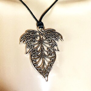 Pendentif superbe feuille en métal sur collier/sautoir cordon long en coton ciré noir 80 cm Bijou femme