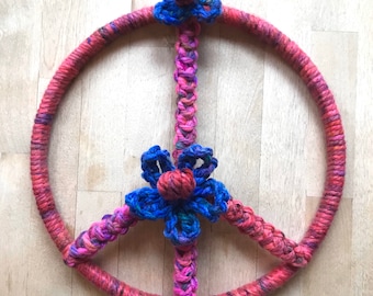 Gehäkelte Peace Schild mit Häkelblumen Akzenten. Wandbehang. Boho Hippie Style.