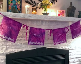 Yoga Gebetsfahne Bunting. Om Shanti + Pattabhi Jois Zitat. Handgefärbte + handgestempelte Flaggen.