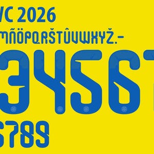 Może przedstawiać: Żółte tło z niebieskimi cyframi i literami. Tekst "COLOMBIA WC 2026" znajduje się u góry, ze słowem "COLOMBIA" na czerwono po prawej stronie. Poniżej alfabet i cyfry 0-9 pogrubioną, zaokrągloną czcionką.