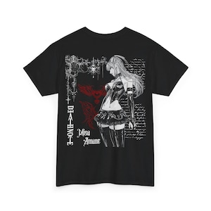 Op de afbeelding: Zwart T-shirt met een witte en rode anime-afbeelding. Het ontwerp bevat de tekst "DEATH NOTE" en "Misa Amane". De illustratie toont een gedetailleerd, gestileerd anime-personage.