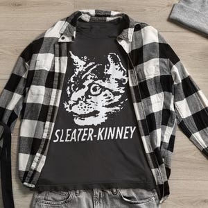 Maglietta Sleater Kinney con stampa serigrafica, manica corta, in cotone