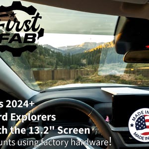 Op de afbeelding: Interieur van een auto met stuur en dashboard. Tekst luidt "Past op 2024+ Ford Explorers met 33,5 cm scherm" en "Monteert met fabrieks hardware!" Een "Made in USA" sticker is zichtbaar.