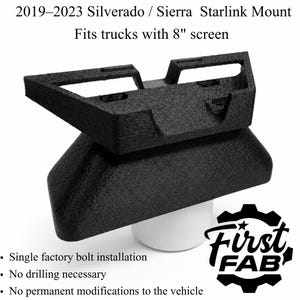 以下が含まれることがあります： 2019-2023 Silverado/Sierraトラック用の黒いStarlinkマウント。8インチスクリーン（約20cm）に対応。テクスチャ加工された表面とユニークなデザイン。画像には「First FAB」の文字も含まれています。