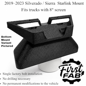 Puede incluir: Un soporte Starlink negro texturizado impreso en 3D para camionetas Silverado y Sierra 2019-2023 con pantalla de 8 pulgadas. El soporte presenta una variante de montaje inferior, un logotipo First Fab e instalación con perno.