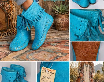 Botas de cano curto estilo mocassim boho com franjas em couro turquesa, feitas à mão no Brasil, tamanho 7 feminino.