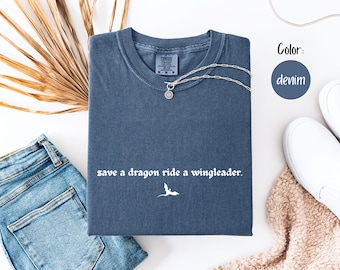Camiseta "Salva a un dragón", "Monta un líder de alas", "Cuarta Ala", "Camiseta de jinete de dragón", "Indumentaria literaria", "Tormenta de ónix", "Merchandising de la Llama de Hierro", "Academia de Guerra de Basgiath"