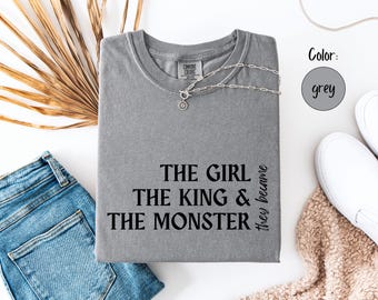 The Girl, The King, The Monster Comfort Colors®, één donker raam, twee gedraaide kronen, The Shepherd King Merch, Rachel Gillig, Elspeth Spindle