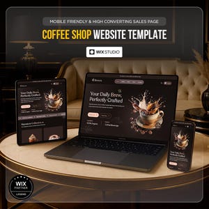 Può includere: Un modello di sito web per caffetteria visualizzato su laptop, tablet e smartphone. I dispositivi mostrano un design del sito web a tema scuro con una grafica a tazza di caffè. Il testo recita "Your Daily Brew, Perfectly Crafted" e "Coffee Shop Website Template."