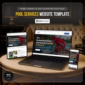 Può includere: Un laptop, un tablet e uno smartphone mostrano un modello di sito web per servizi di piscina. I dispositivi sono disposti su un tavolo rotondo. Il design del sito web presenta una persona in rosso e il testo "POOL SERVICES WEBSITE TEMPLATE". Il logo Wix Studio è visibile.