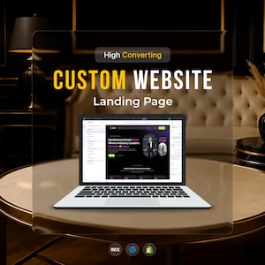 以下が含まれることがあります： 「CUSTOM WEBSITE Landing Page」のテキストが黄色と白で表示された、ウェブサイトのランディングページを表示するラップトップ。画面には会議イベントのウェブサイトが表示されています。画像は茶色のテーブルに配置されています。