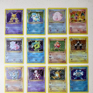 Puede incluir: Una colección de dieciséis cartas coleccionables de Pokémon, cada una con un personaje diferente con ilustraciones y texto únicos. Las cartas tienen bordes amarillos y están dispuestas en una cuadrícula, mostrando varios colores y diseños.