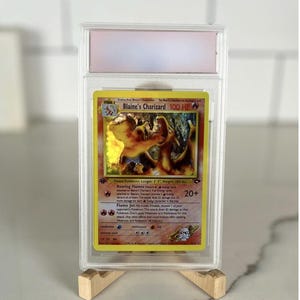 Puede incluir: Juego de tres tazas de cerámica con acabado moteado y mate. Las tazas son de color crema, gris claro y gris oscuro. Cada taza tiene un diseño simple y minimalista.