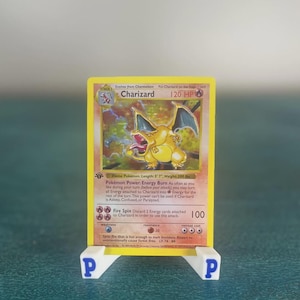 Tarjeta holográfica de Charizard (réplica de la 1.ª edición)