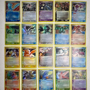 Puede incluir: Una colección de veinte cartas coleccionables rectangulares dispuestas en cuatro filas de cinco. Cada carta presenta una ilustración colorida única de una criatura, texto descriptivo y estadísticas de juego sobre un fondo blanco, amarillo o azul.