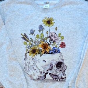 Blumenschädel-Hemd, Halloween-Hemd, Blumenschädel Boho-Grafik-T-Shirt, Frauen-Herbsthemd, Blumenschädel-Skelett-T-Shirt, Skelettblüte