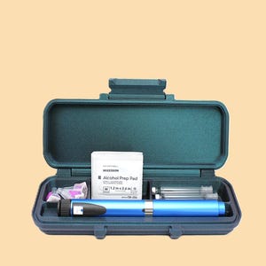 Single (1) Pen Injection Travel Kit Case (Rugged 1 Latch Closure) (Green Twilight Sparkle-Fractal Design)