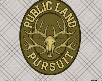 Puede incluir: Un diseño ovalado con las palabras "PUBLIC LAND PURSUIT" en beige claro. El diseño presenta una calavera de ciervo con cuernos en el centro, sobre un fondo verde oliva oscuro. Las palabras y la calavera son de estilo vintage.