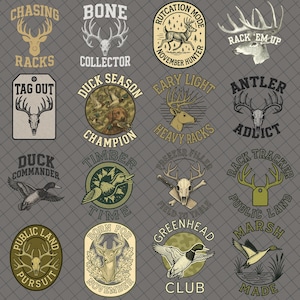 Może przedstawiać: Kolekcja grafik o tematyce myśliwskiej na szarym tle. Projekty zawierają ilustracje poroży jelenia, kaczek i tekstów związanych z polowaniem, takich jak "Chasing Racks", "Duck Season Champion" i "Public Land Pursuit".