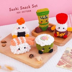 Peut inclure: Un modèle PDF de crochet Sushi Snack Set comprenant quatre figurines en peluche : un nigiri aux crevettes, une boule de riz blanche avec des accents orange et noirs, un tube de wasabi vert avec le texte "Wasa" et un rouleau de riz blanc avec un dessus rouge et le texte "SOY".