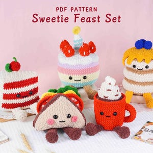 Può includere: Una collezione di cibi all'uncinetto, tra cui una fetta di torta, una torta a strati, un panino, una pila di pancake e una tazza di cioccolata calda. Ogni articolo ha una faccia sorridente ed è realizzato con vari colori di filato. Il testo "Sweetie Feast Set" è in alto.