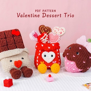 Puede incluir: Un tr&iacute;o de postres de San Valent&iacute;n de ganchillo. El conjunto incluye una barra de chocolate, un recipiente rojo con caramelos en forma de coraz&oacute;n y una fresa. El texto "PDF PATTERN Valentine Dessert Trio" est&aacute; en la parte superior.