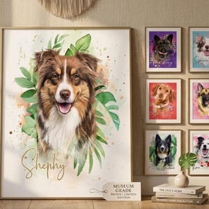 Peut inclure: Un portrait à l'aquarelle encadré d'un chien marron, blanc et noir nommé Shephy, entouré de feuilles vertes et d'éclaboussures d'aquarelle. D'autres portraits de chiens encadrés sont exposés au mur.