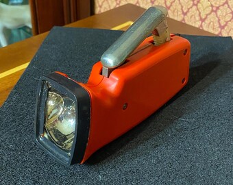 L'ancienne Vedette De La Locomotive Soviétique Du Début Du Xxe Siècle Feu Rétroéclairé Devant Le Train Une Vieille Lampe D à 239104995