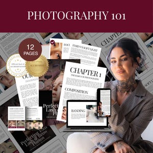 Puede incluir: Una mujer con una blazer a cuadros está sentada con una computadora portátil y un teléfono inteligente que muestra contenido de fotografía. La imagen incluye páginas impresas con texto como "Photography 101", "Capítulo 1" y "Hard vs Soft Light". Una insignia dice "Acreditado".