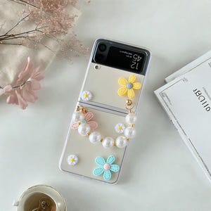 Custodia rigida in PC con motivo floreale estivo e bracciale in perle e margherite fresche per Samsung Galaxy Z Flip 4.