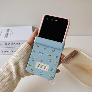 Floral Bow Pearl Bracelet Phone Case: Motorola Razr 50, 60, Ultra