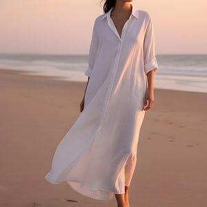 Könnte beinhalten: Rustikales Holzschild mit dem Text "Welcome to our home" in weißer Schrift. Das Schild hat eine Used-Optik und ein schlichtes, einladendes Design, ideal für die Dekoration der Haustür.