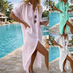Puede incluir: Una colección de tres vestidos camiseros de lino en colores pastel: rosa claro, verde menta y blanco. Cada vestido presenta una botonadura frontal, mangas cortas y una abertura lateral alta. Gafas de sol sujetas al cuello.