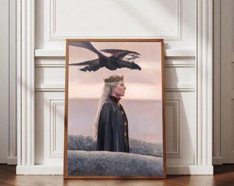 Könnte beinhalten: Ein gerahmtes Gemälde einer Frau, die eine Krone und einen dunklen Umhang trägt und vor einem großen, schwarzen Drachen steht, der über ihr fliegt. Der Hintergrund ist ein hellblauer Himmel mit einem rosa und orangefarbenen Sonnenuntergang.