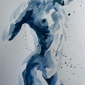 Könnte beinhalten: Abstrakte Aquarellmalerei einer Figur in Blautönen. Das Kunstwerk zeigt lockere Pinselstriche und Spritzer, die eine dynamische Komposition erzeugen. Die Form der Figur wird durch das Zusammenspiel von hellen und dunklen Blautönen angedeutet.