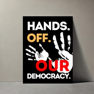 Cartello di protesta "Giù le mani dalla nostra democrazia" stampabile, cartello anti-Trump, cartello "Giù le mani" per la manifestazione "No King" del 2025, poster di protesta da scaricare