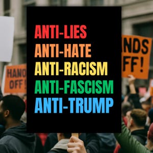 Puede incluir: Un cartel negro sostenido en una multitud con las palabras "ANTI-LIES, ANTI-HATE, ANTI-RACISM, ANTI-FASCISM, ANTI-TRUMP" en colores del arcoíris. Otros carteles en el fondo dicen "HANDS OFF" y "ENDS FF!"