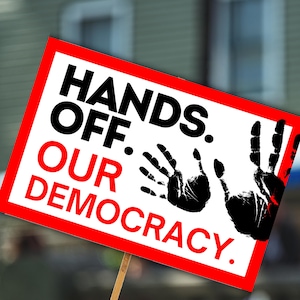 Cartello di protesta "Giù le mani dalla nostra democrazia" Cartelli di protesta stampabili Scarica il poster del raduno "No Kings" 50501 Cartelli di protesta anti-Trump Musk non mi dispiace