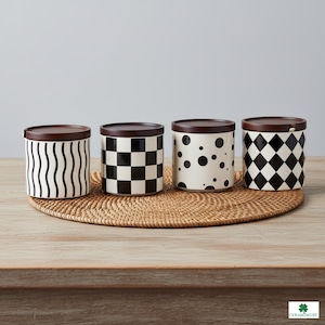 Puede incluir: Un letrero de madera rústica con el texto "Welcome to our home" en letras blancas. El letrero presenta un acabado envejecido y un diseño simple y acogedor, perfecto para la decoración de la entrada.