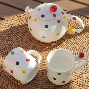 Pode incluir: Um conjunto de três canecas de cerâmica com acabamento manchado e fosco. As canecas são em tons de creme, cinza claro e cinza escuro. Cada caneca tem um design simples e minimalista, perfeito para café ou chá.