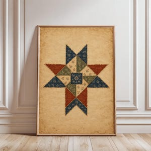 Pode incluir: Uma impressão de arte retangular para parede com um padrão central de bloco de colcha em forma de estrela de oito pontas. O design utiliza um fundo bege de papel envelhecido com triângulos e quadrados texturizados em azul marinho, verde oliva e vermelho tijolo.