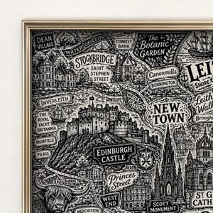 Puede incluir: Un mapa ilustrado en blanco y negro de Edimburgo, Escocia, enmarcado con un borde dorado fino. El dibujo detallado muestra monumentos como el Castillo de Edimburgo, el Royal Yacht Britannia y el Monumento a Scott, junto a una ilustración de una vaca.