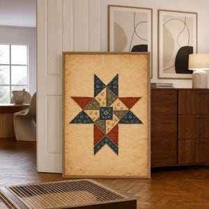 Peut inclure: Une impression d'art murale rectangulaire présentant un motif central en étoile à huit branches composé de tissus style patchwork dans des tons bleu marine, vert olive et rouge rouille, sur un fond texturé couleur parchemin vieilli.